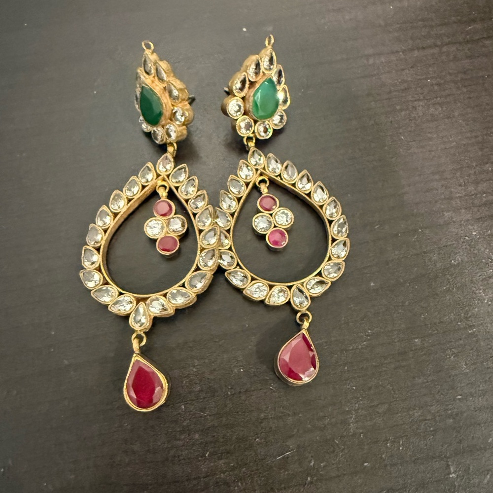 High quality earrings.
Pre-loved